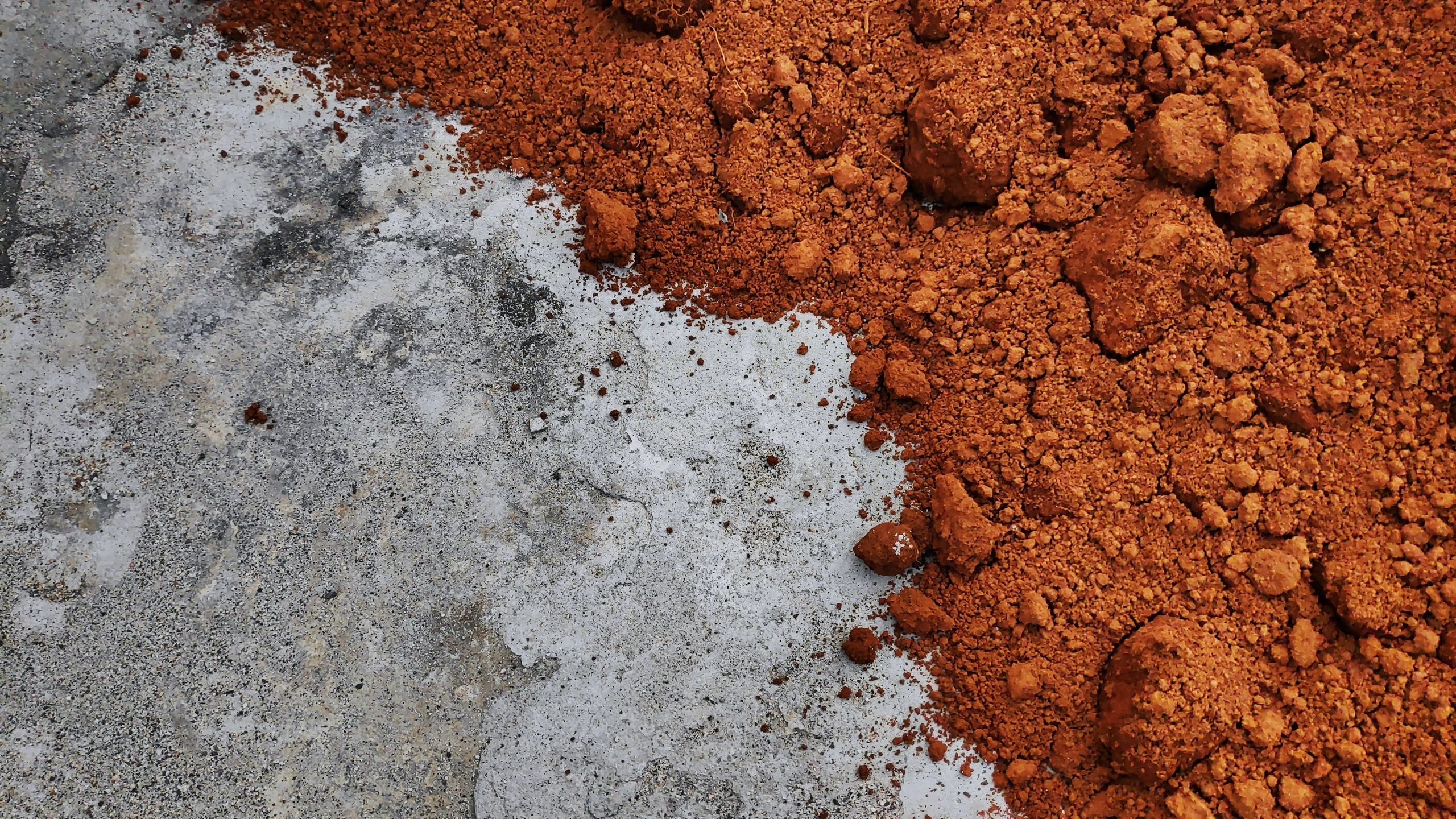 Iron oxide pigment material for industrial applications